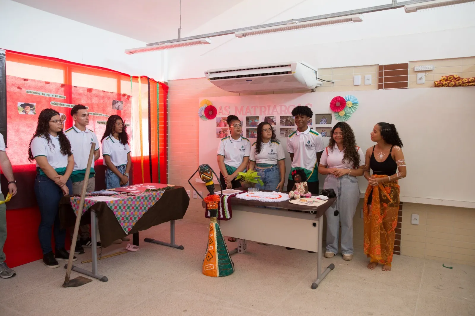Alunos da Escola de Ensino Médio de Tempo Integral Quilombola Antônia Ramalho da Silva apresentando trabalho