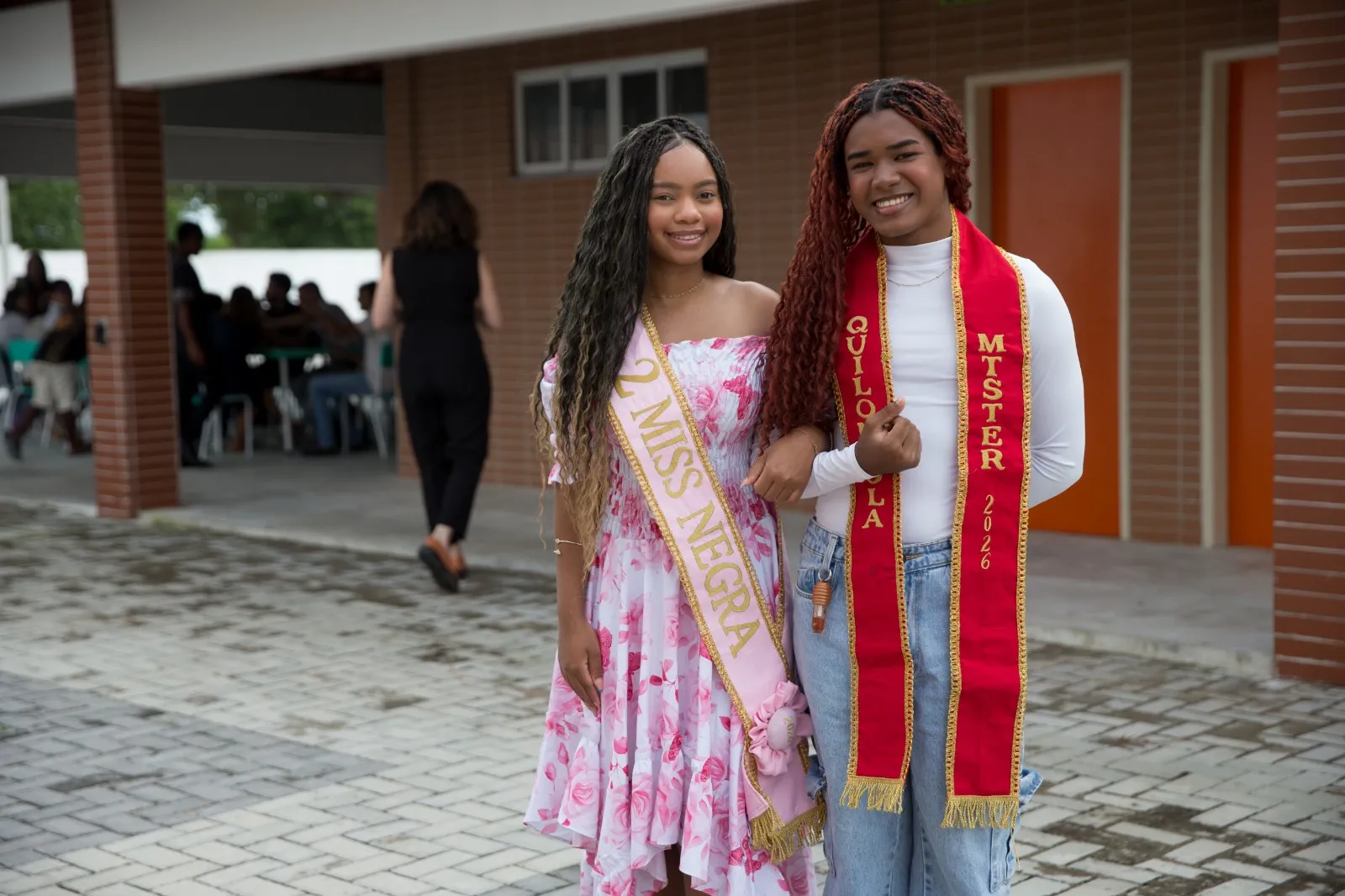 Egressa e aluno da Escola de Ensino Médio de Tempo Integral Quilombola Antônia Ramalho da Silva