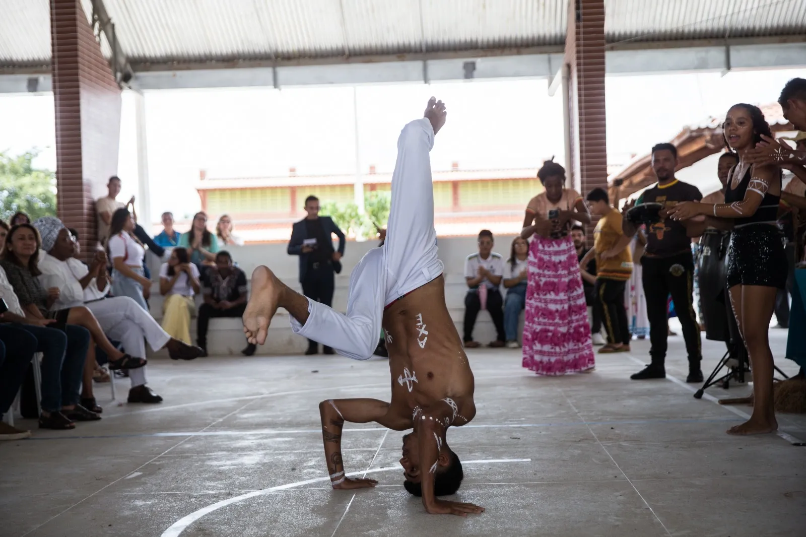 Apresentação de capoeira na quadra da Escola de Ensino Médio de Tempo Integral Quilombola Antônia Ramalho da Silva