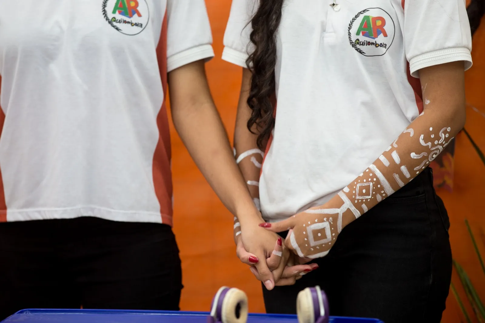 Alunas apresentando trabalho na Escola de Ensino Médio de Tempo Integral Quilombola Antônia Ramalho da Silva