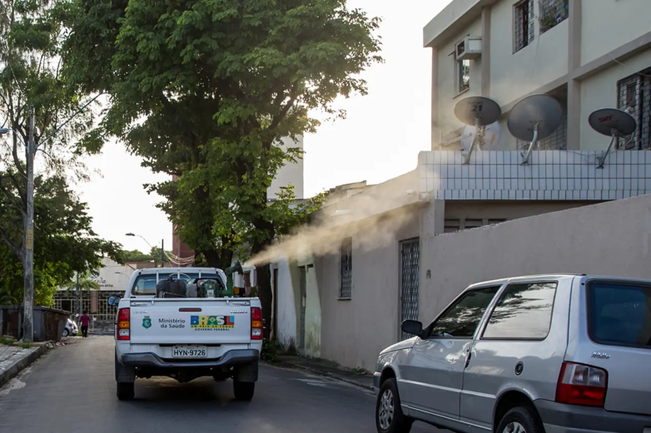 Imagem mostra veículo fumacê, borrifação de Ultra Baixo Volume (UBV), dispersando inseticida em ruas do bairro Joaquim Távora, em Fortaleza, em abril de 2017.