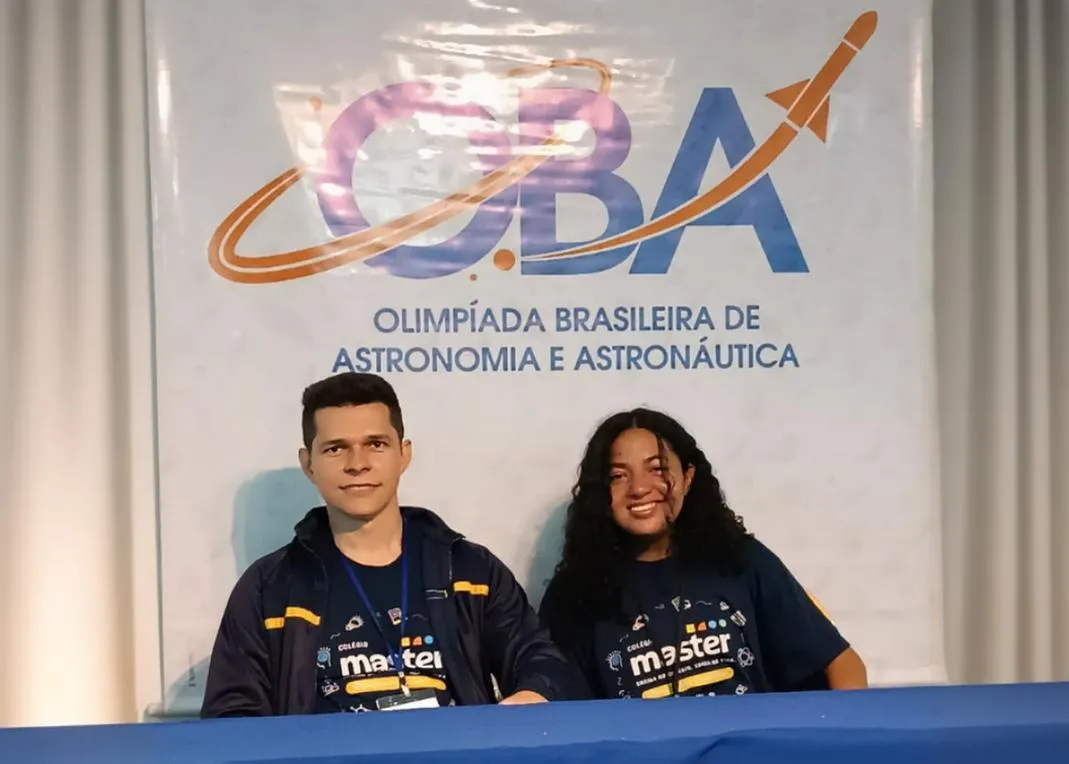 Professor admira a estudante, destacando sua inteligência, proatividade e disponibilidade em ajudar outros colegas.