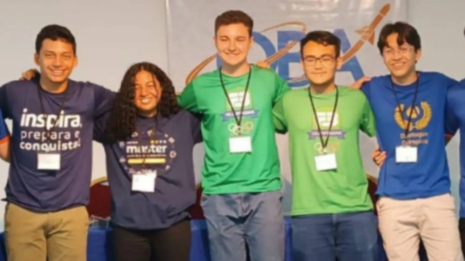 Membros da delegação brasileira, da esquerda para a direita: Eyke Cardoso de Souza Torres, a cearense Biatriz Soares, Arthur Alencar Spuri, Jailson Henrique Godeiro Neto e Isaac Victor de Araújo Santos.