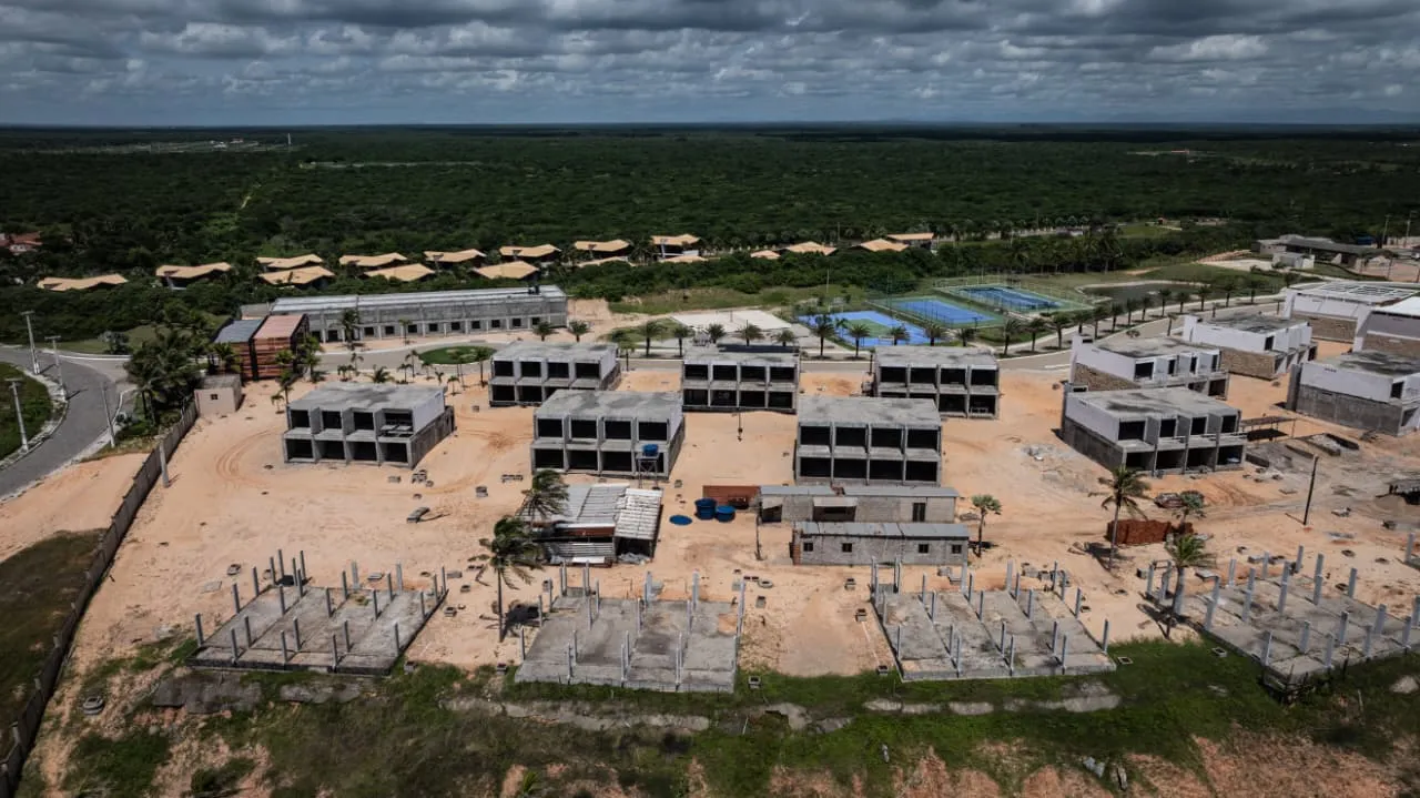 Vista aérea de imóveis inacabados em obra do Hard Rock em Lagoinha.