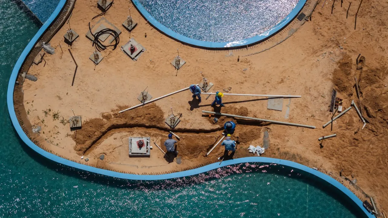 Imagem mostra trabalhadores em obra da piscina do Hard Rock, em Lagoinha.