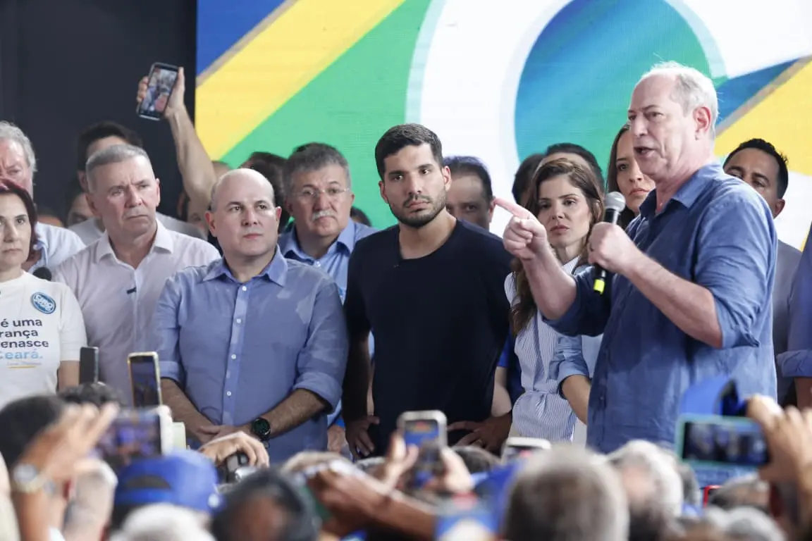 Alcides Fernandes, Roberto Claudio, André Fernandes e Ciro Gomes em palanque de lançamento de pré-campanha ao governo do Estado