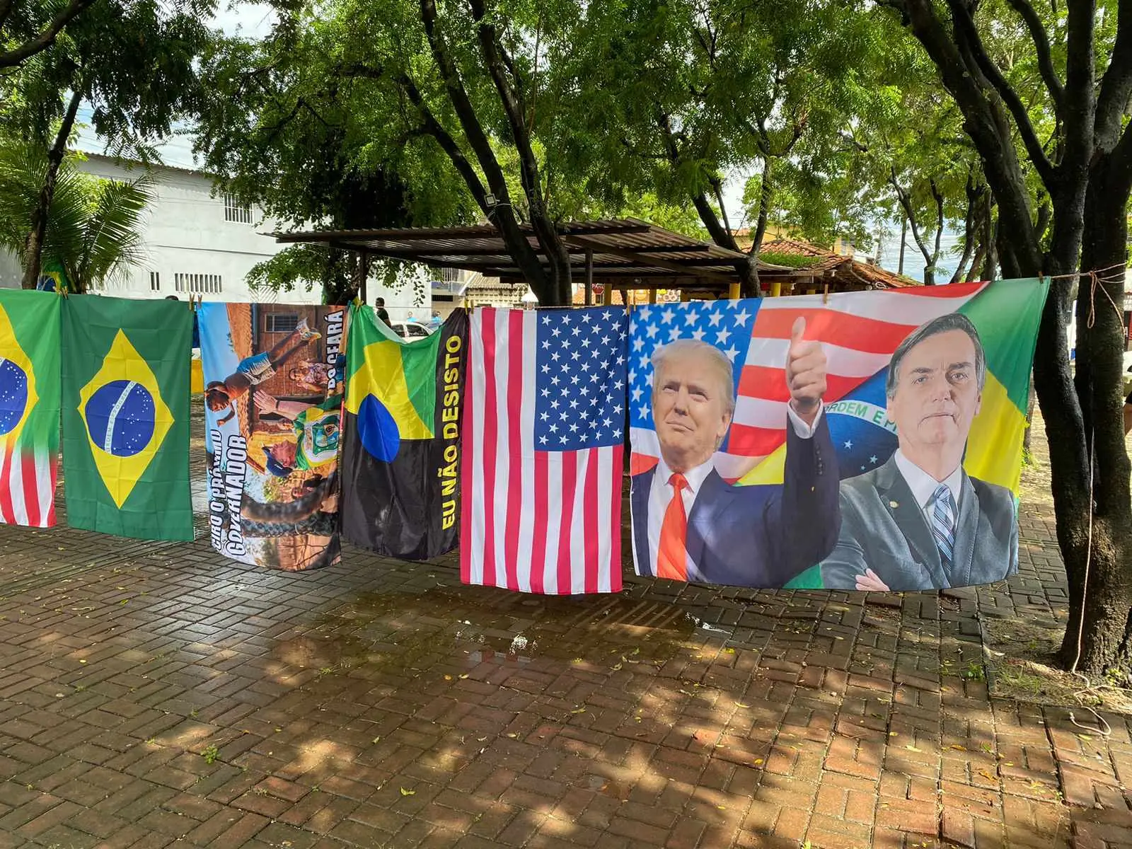 Bandeiras de Apoio ao Pré-Candidato ao Governo do Estado do Ceará, Ciro Gomes, dividiram espaço com a de apoiadores ao Presidente dos EUA, Donald Trump, e ao ex-presidente Jair Bolsonaro
