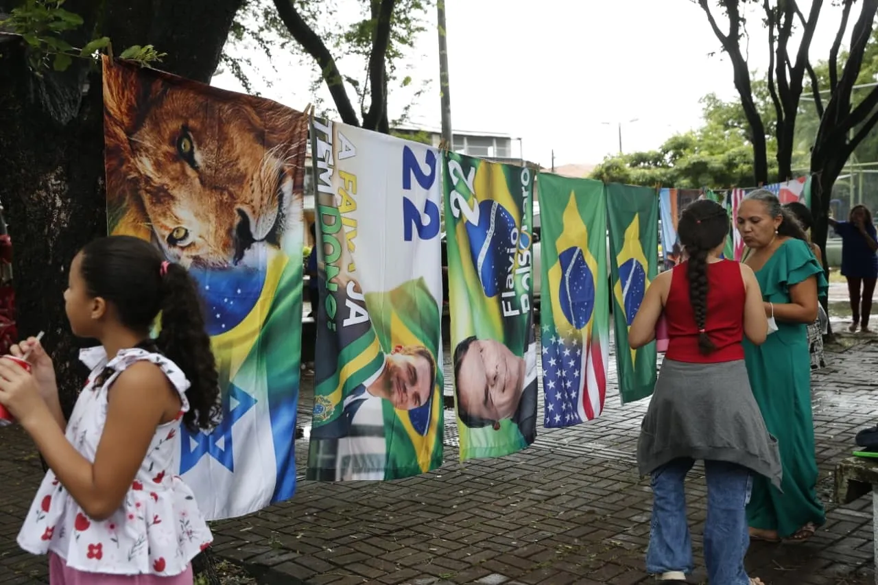 Bandeiras de apoio ao pré-candidato à presidência da República Flávio Bolsonaro (PL) foram expostas junto às de apoio a Ciro Gomes (PSDB)
