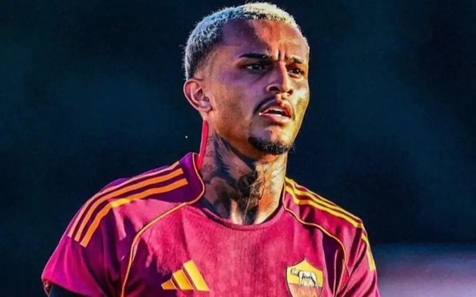 Wesley em ação pelo Roma