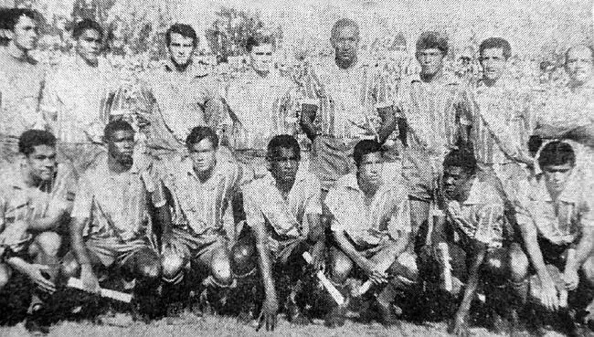 Garrincha (esquerda agachado) tinha 35 anos e estava fazendo uma série de exibições pelo país