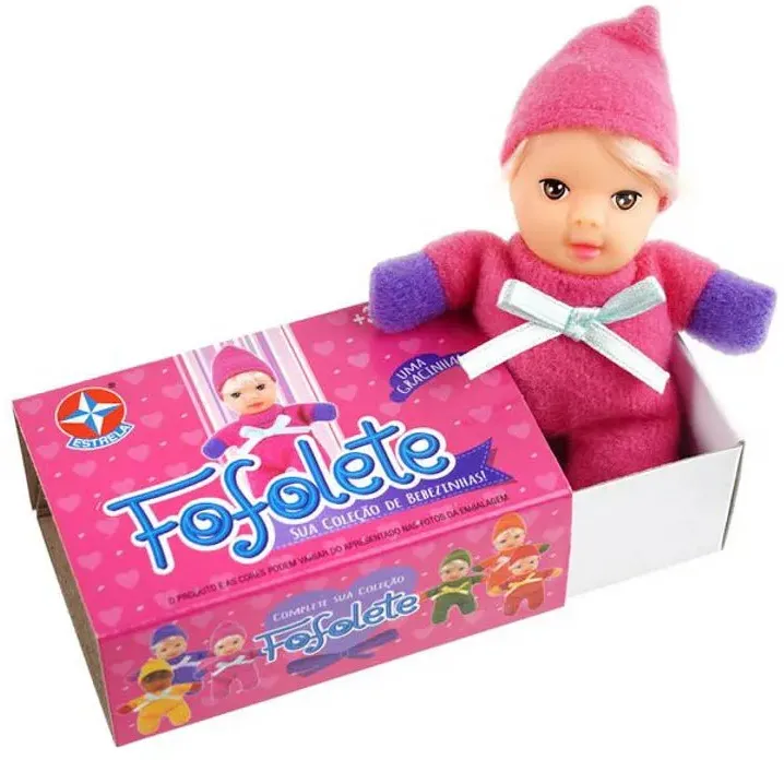 Bonecas Fofoletes vêm nas cores rosa (foto), roxo, amarelo, laranja, verde e vermelho.