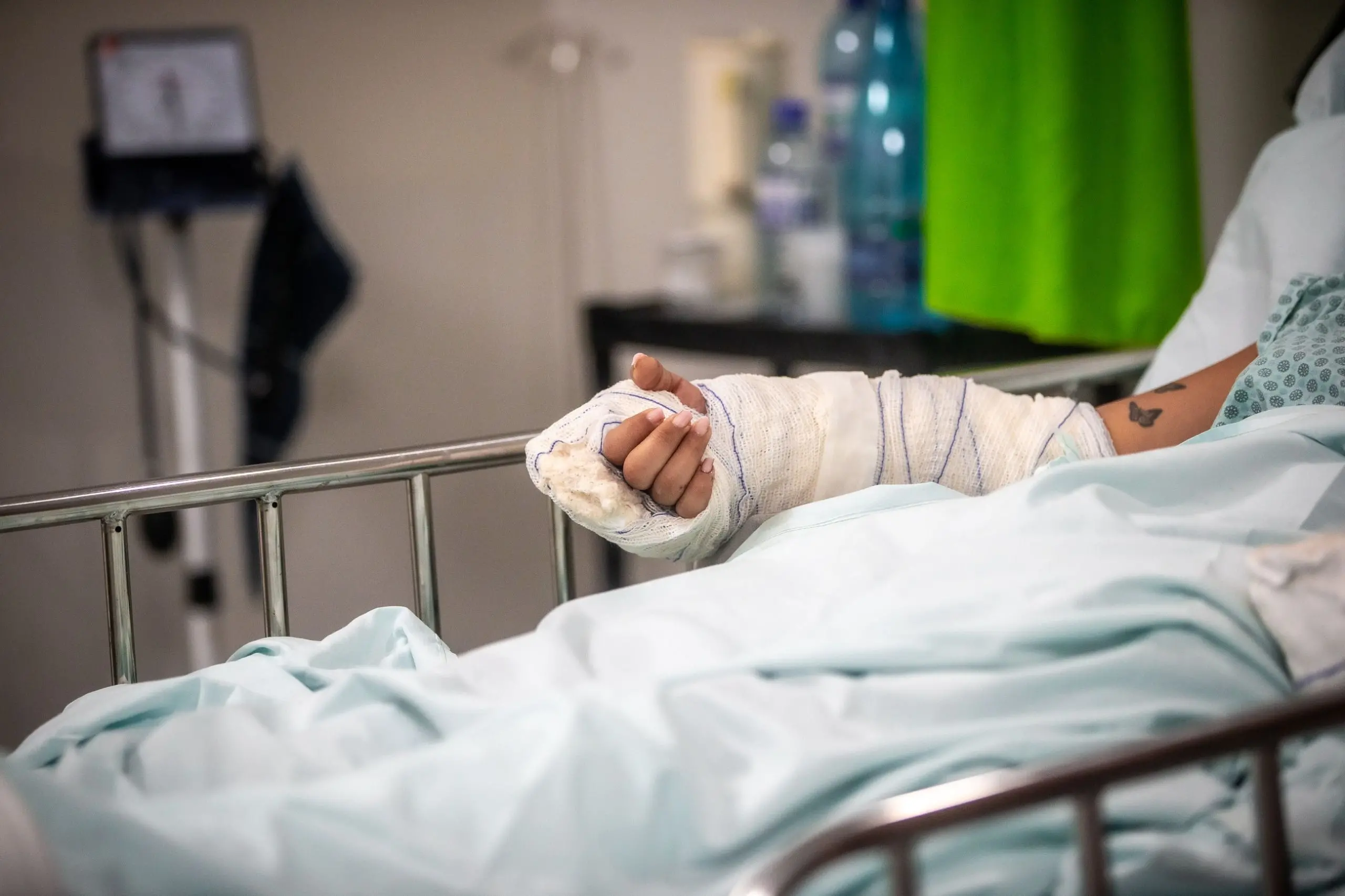 Foto de Ana Clara Oliveira, jovem que teve as mãos decepadas a mando do ex namorado no Ceará. deitada em cama de hospital. Ela está com os dois braços enfaixados até as mãos, que foram reimplantadas e cirurgias.