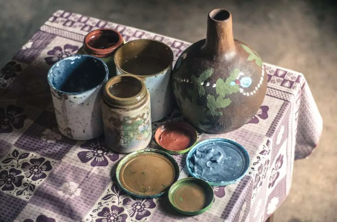 Imagem mostra peças feitas pela artista indígena Navegante Tremembé.