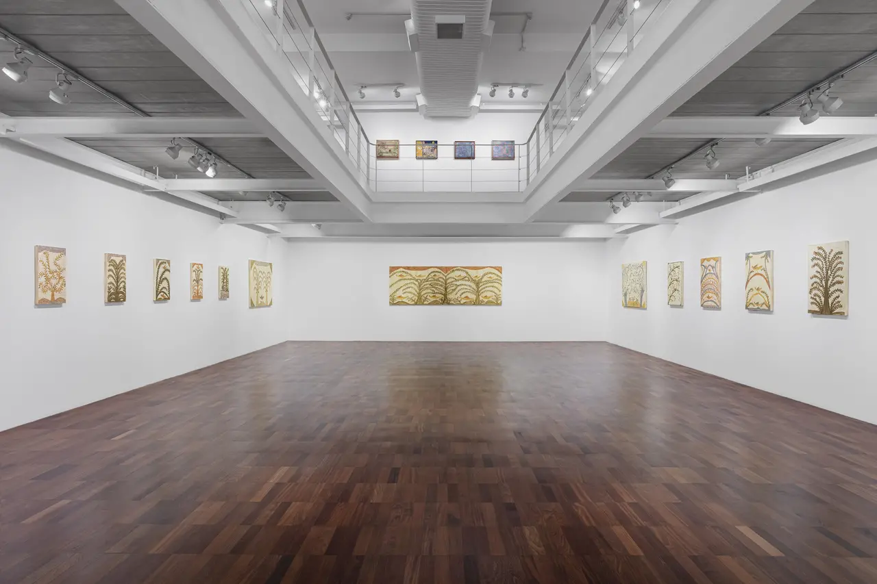Imagem mostra exposição de peças pintadas pela artista indígena Navegante Tremembé na Galeria Estação, em São Paulo.