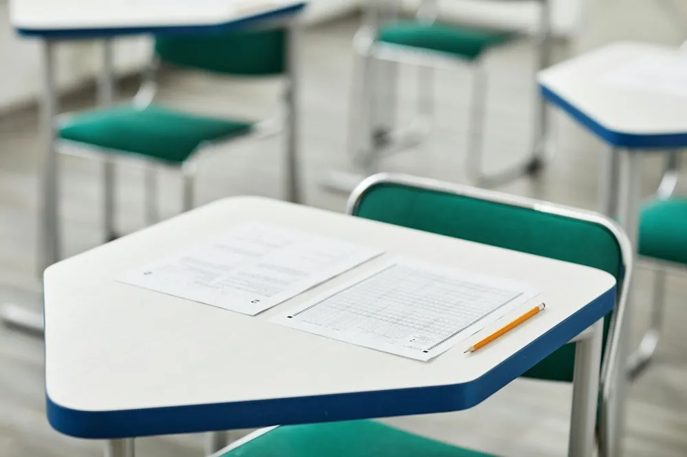 Casos de violência interpessoal e cotidianas nas relações escolares envolvem hostilidades e discriminação entre alunos e professores.