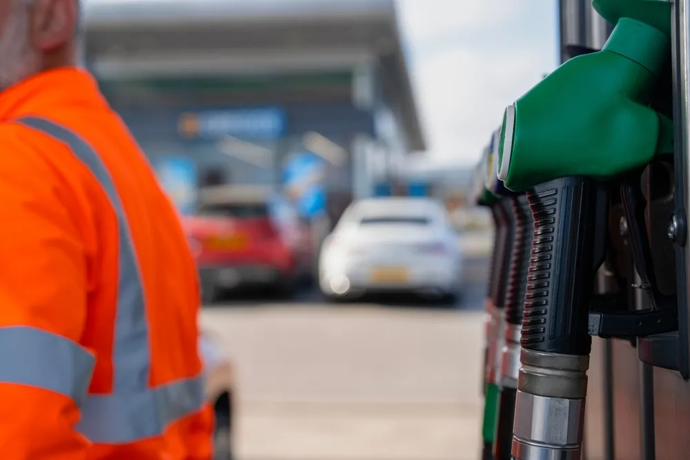 Abastecer com gasolina adulterada exige ação rápida para evitar danos.