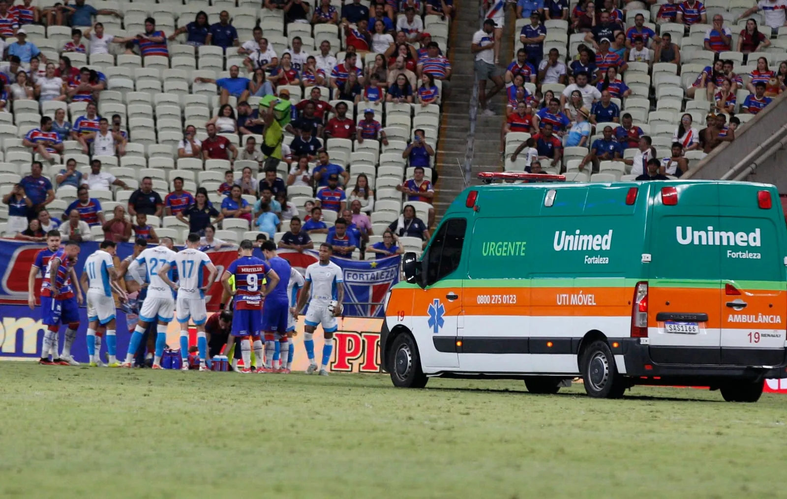Uma ambulância precisou entrar no campo de jogo em Fortaleza x Londrina