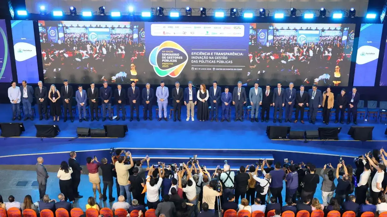 palco com autoridades da política e da administra do Ceará, em pé, no Centro de Eventos.