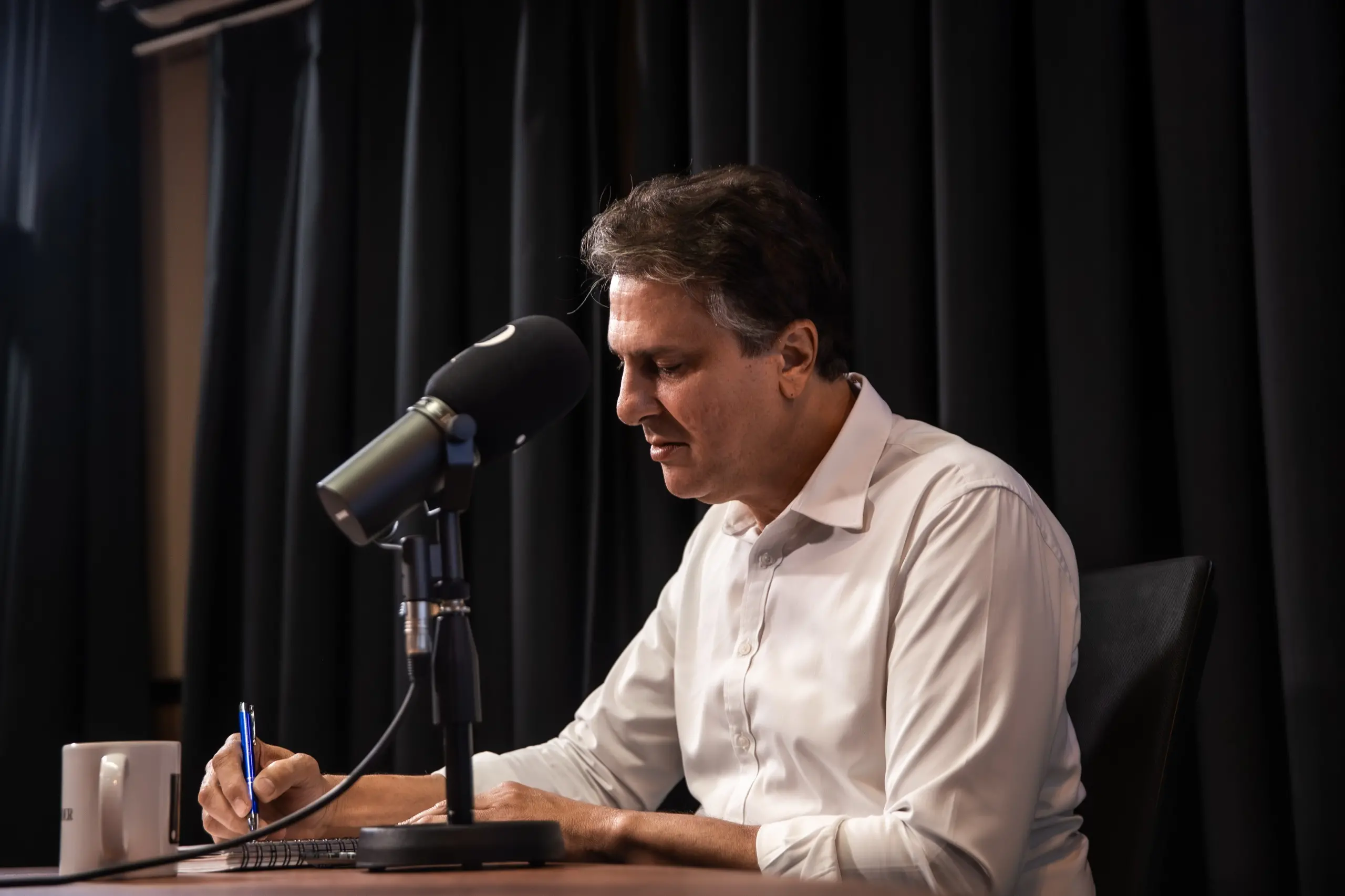 Camilo Santana faz anotações em um papel pouco antes da entrevista para o PontoPoder.