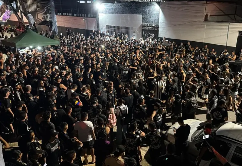 A Polícia Militar informou que um subtenente foi atingido por uma pedra na cabeça