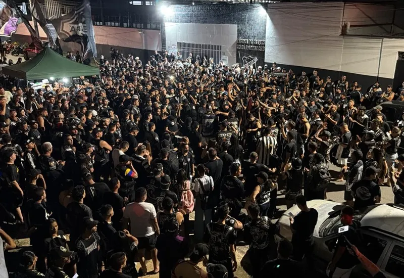 A Polícia Militar informou que um subtenente foi atingido por uma pedra na cabeça