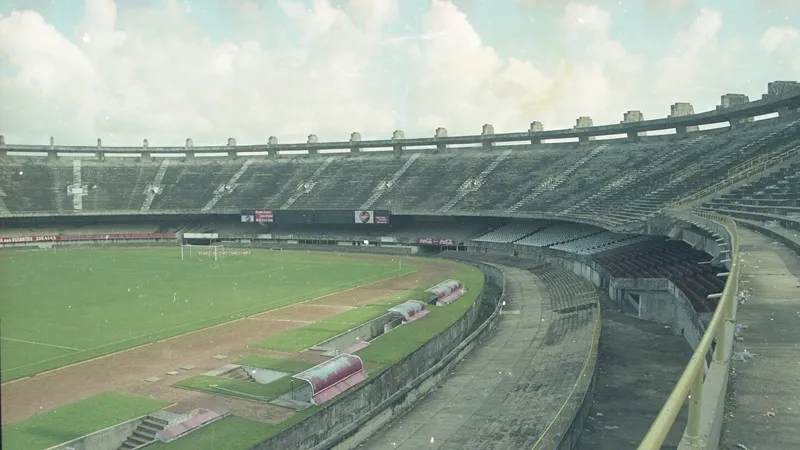 O estádio Castelão tinha, até a virada do século, um setor onde o torcedor ficava de pé: a geral