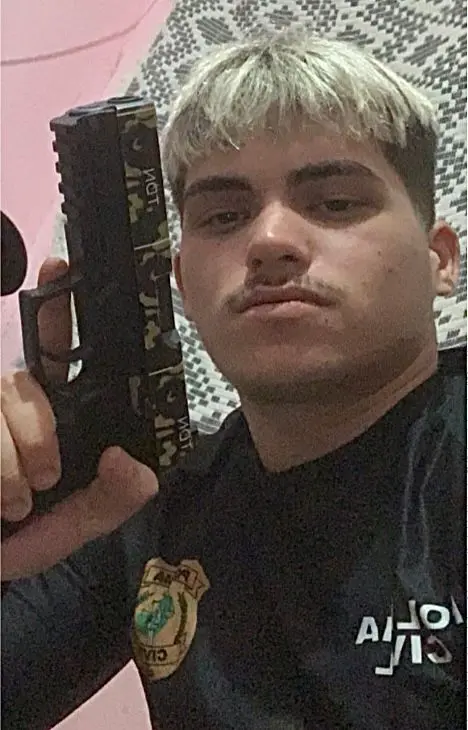 'Rael' portando arma e vestindo uniforme falso da Polícia Civil do Estado do Ceará (PCCE)
