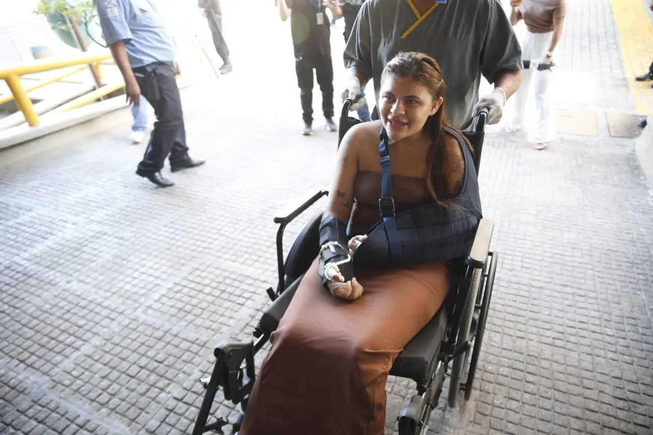 Foto de Ana Clara na saída do hospital.