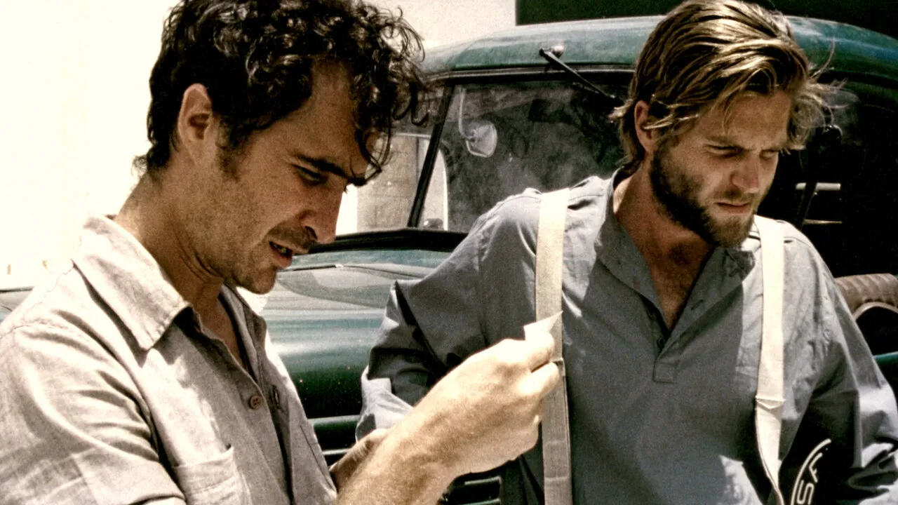 João Miguel (à esquerda) e Peter Ketnath (à direita) interpretam a dupla principal do filme.