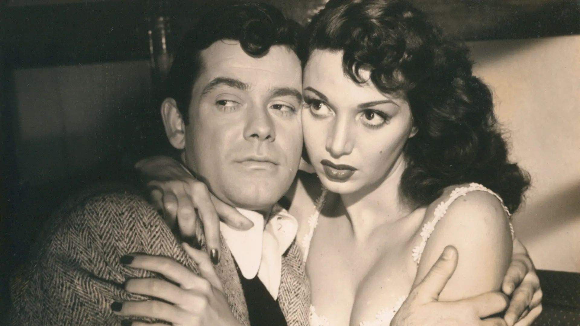 Imagem de divulgação do filme 'Veneno', de 1952, com Anselmo Duarte e Leonora Amar.