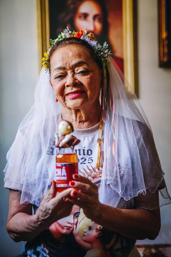 Na imagem, uma mulher madura, de pele clara e batom rosa, sorri suavemente para a câmera no arquivo 
