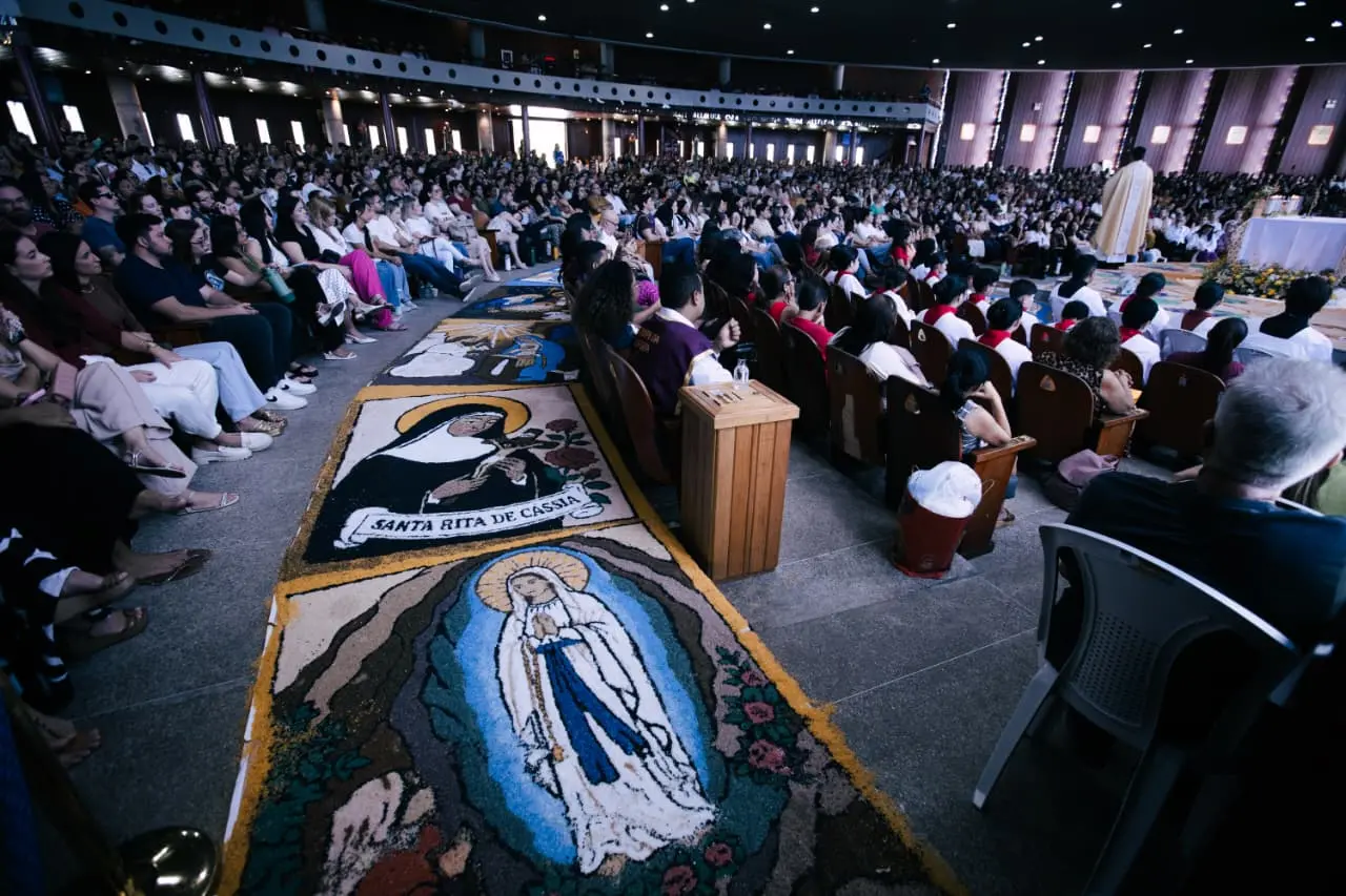Foto que contém o tapete de Corpus Christi 2026 na Igreja da Glória.