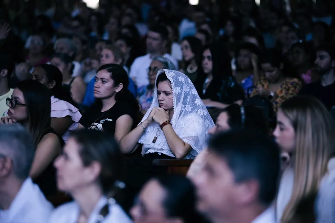 Missa de Corpus Christi na Igreja da Glória levanta multidão de fiéis no feriado.