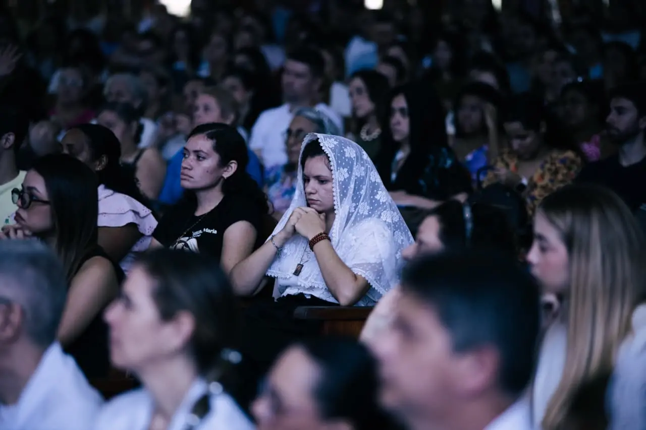 Foto que contém fiéis durante missa de Corpus Christi em 2026.