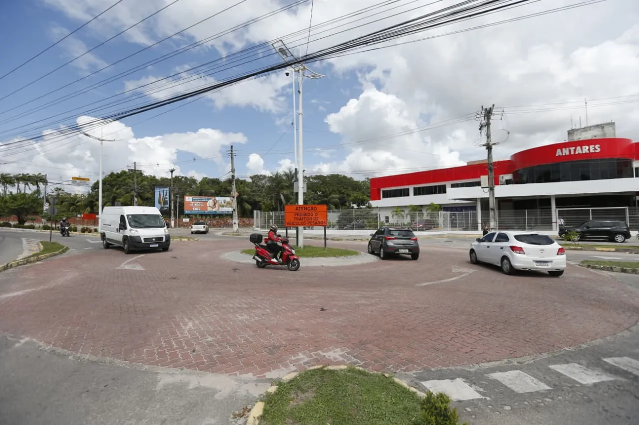 A Prefeitura já identificou pelo menos 20 trechos críticos de uma ponta a outra do município, incluindo vias principais como a Avenida Eusébio de Queiroz, no Centro.