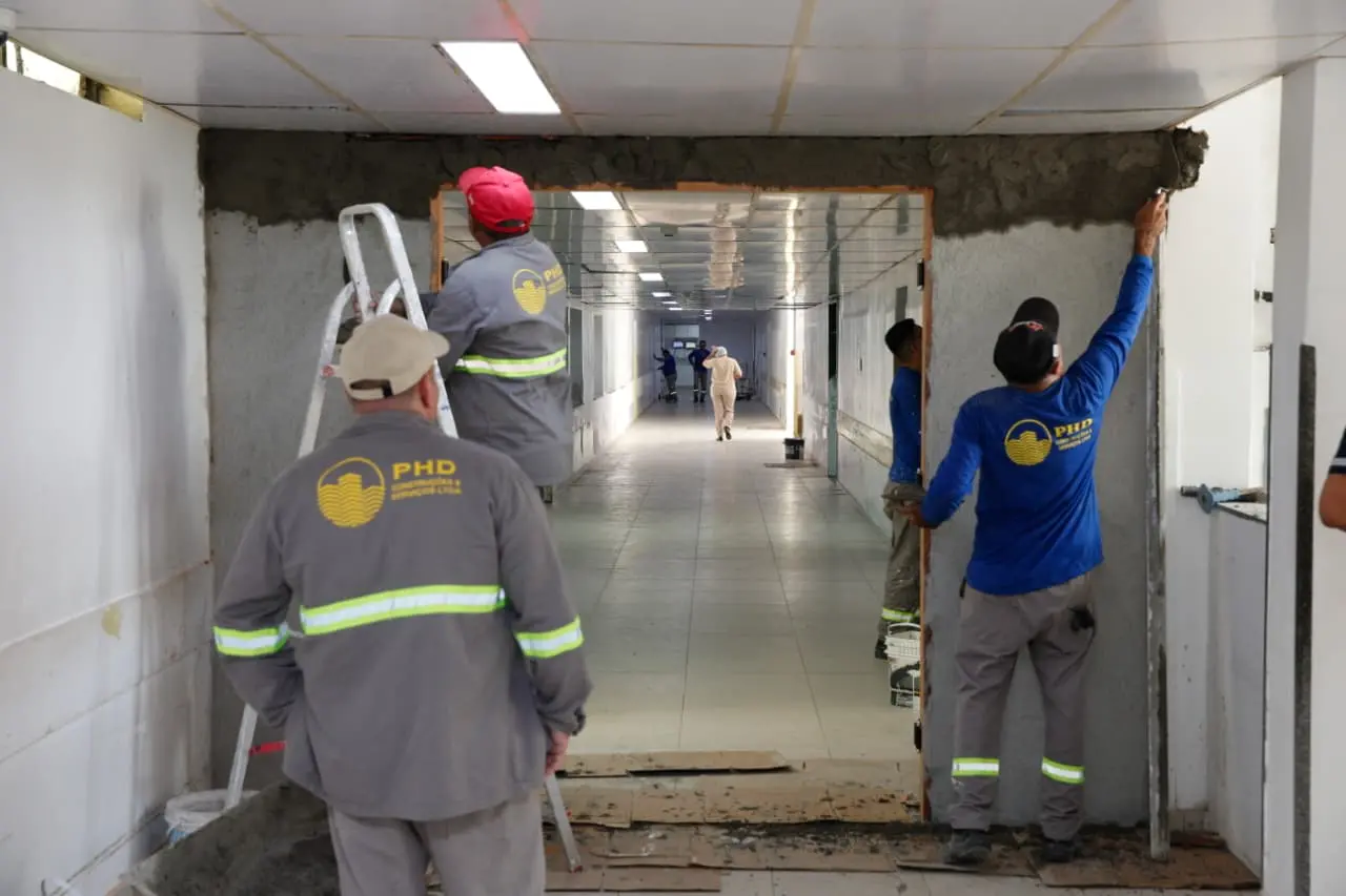 Funcionários trabalham em obra de reforma em corredor interno do Hospital Geral de Fortaleza.