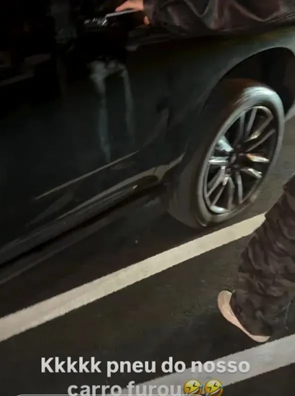 Carro em que Virginia estava com amigos teve um dos pneus furados.