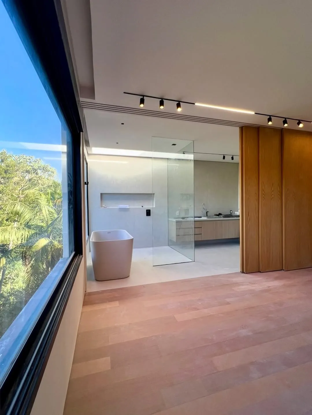 Casa está localizada em Alphaville, região da Grande São Paulo conhecida por abrigar residências luxuosas.