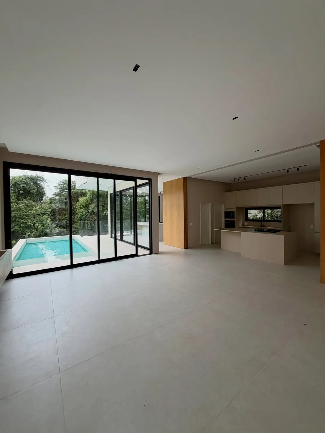 Ex-BBB Jonas Sulzbach celebra mansão finalizada após 4 anos de obras
