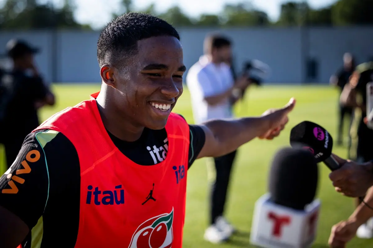 Endrick sorri durante coletiva de imprensa do Brasil