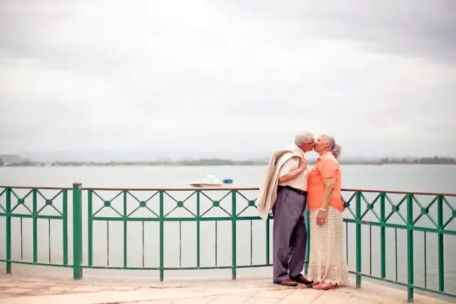Homem e mulher idosos se beijando