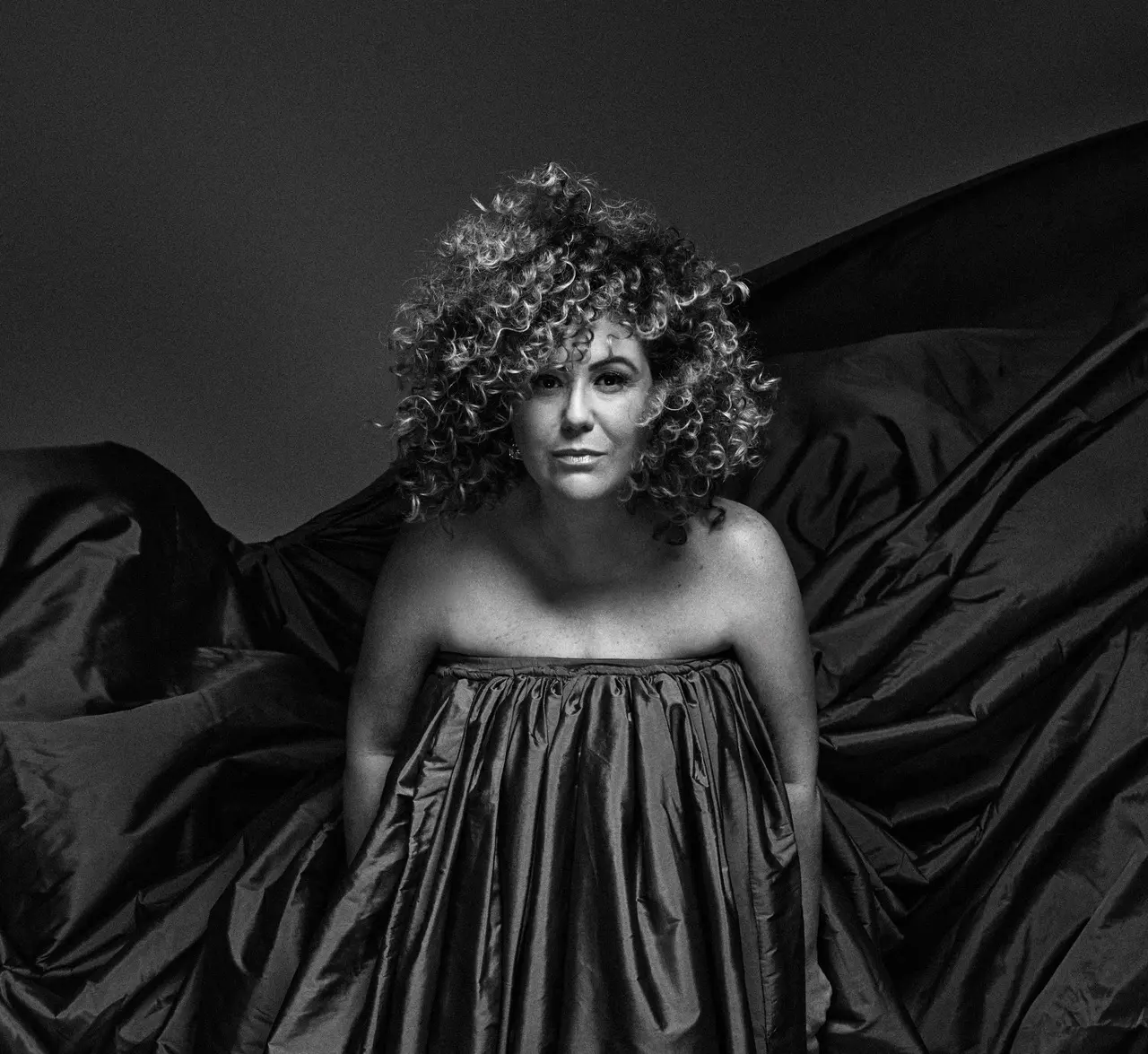 Cantora Maria Rita em foto preto e branca de divulgação da turnê Redescobrir volume 2 com show gratuito em Barbalha.