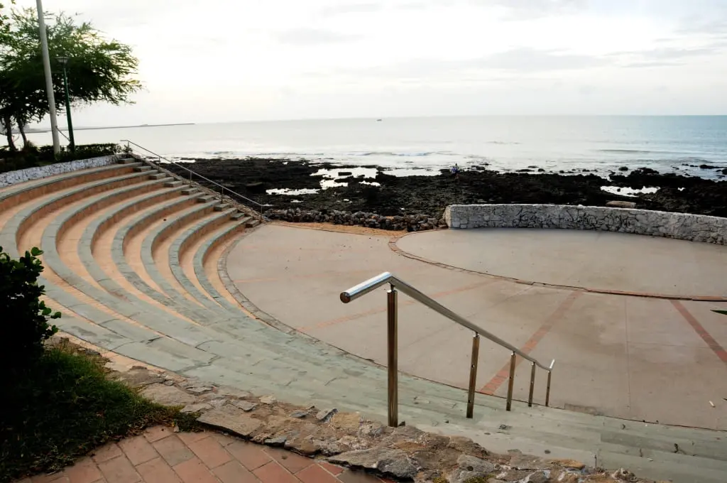 Foto do anfiteatro da Avenida Beira Mar, em Fortaleza.