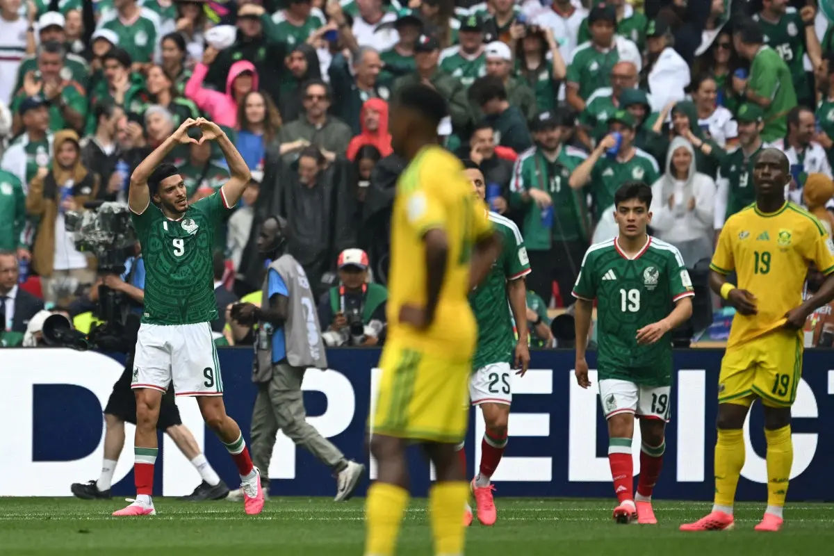 O atacante Raúl Jiménez comemora gol pelo México