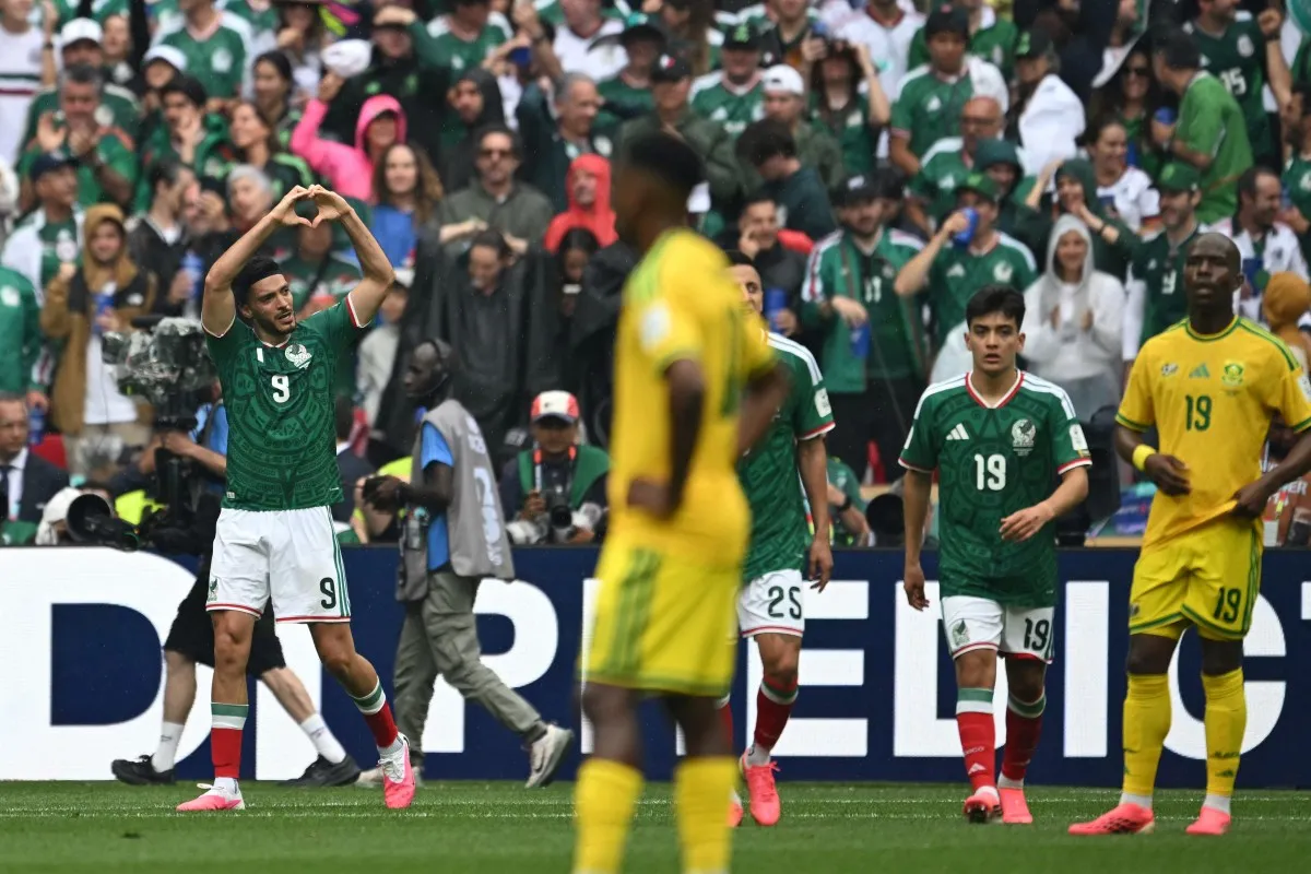 O centroavante Raúl Jiménez ampliou o placar no 2º tempo do estádio Azteca