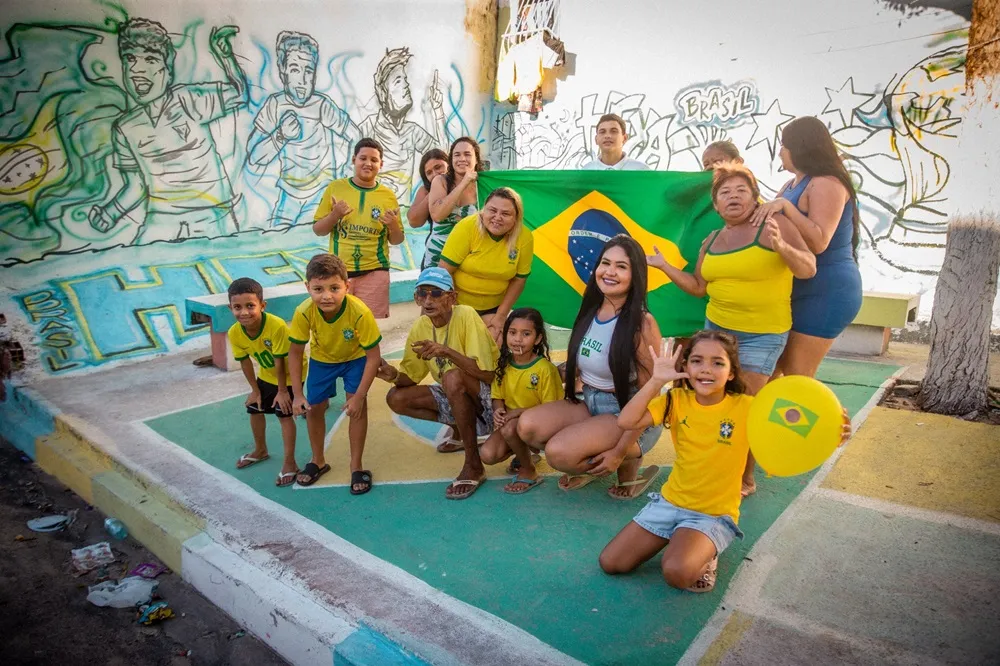 Parte dos moradores da rua Santa Inês, no Pirambu, responsáveis pela decoração do endereço.