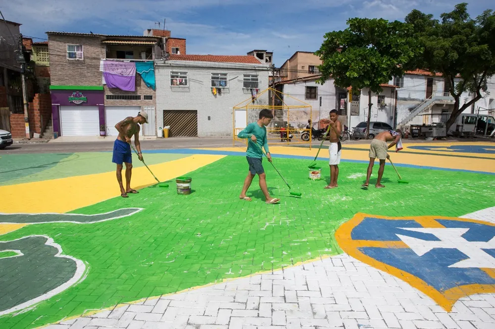 Diferentes mãos foram responsáveis por colorir o Castelo Encantado para a Copa.