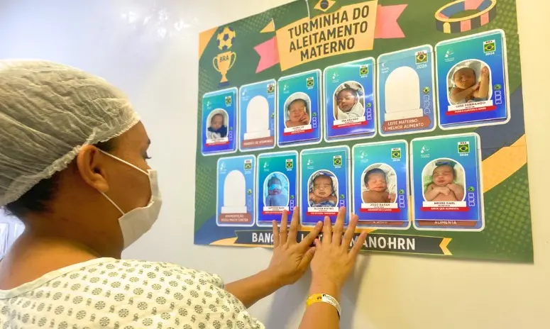 Hospital cearense transforma bebês em figurinhas da Copa para incentivar aleitamento.