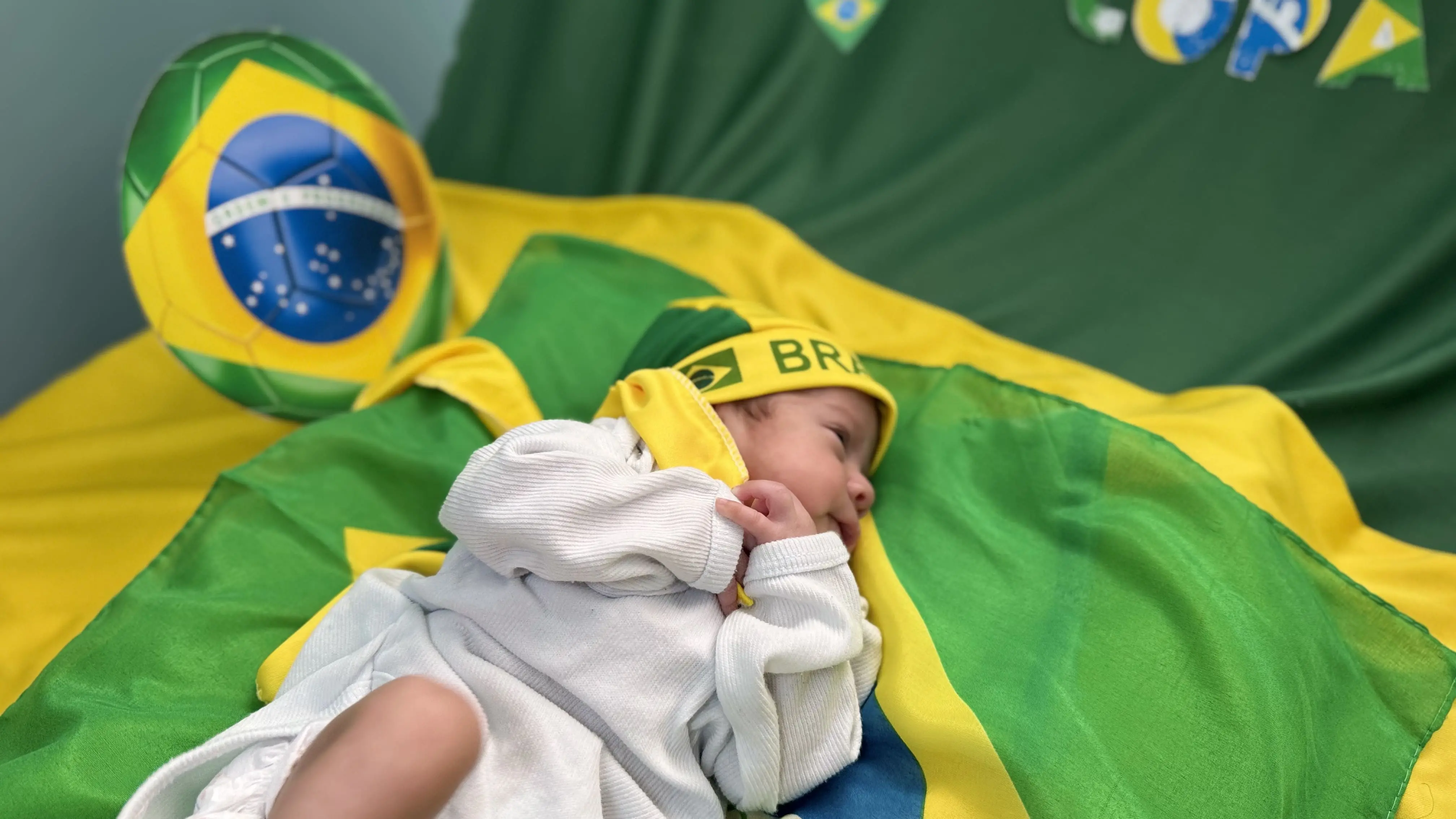 Foto de bebê vestido com as cores do Brasil, em Sobral (CE).
