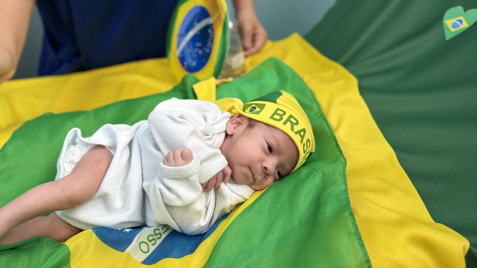 Foto de recém-nascido vestido com as cores do Brasil, em Sobral (CE).